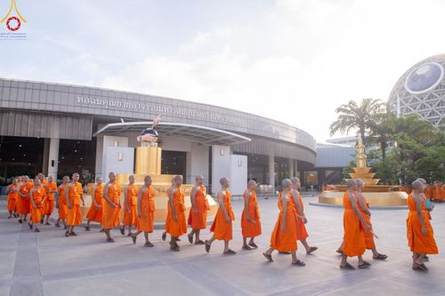 ภาพ No.143147:พิธีถวายภัตตาหารเพื่อเป็นกำลังแห่งการเข้าถึงธรรม ของพระภิกษุสามเณร วัดพระธรรมกาย วันเสาร์ที่ 6 กรกฏาคม พ.ศ. 2567 ณ หอฉันคุณยายอาจารย์ วัดพระธรรมกาย จ.ปทุมธานี