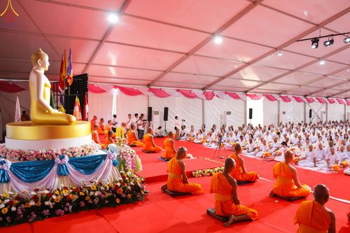 ภาพ No.103066:พิธีขอขมา มอบบาตรและผ้าไตร ธรรมทายาทชาวอินโดนีเซียกว่า 1,000 คน ณ มหาเจดีย์บุโรพุทโธ ประเทศอินโดนีเซีย ในวันที่ 19 ธันวาคม พ.ศ. 2566