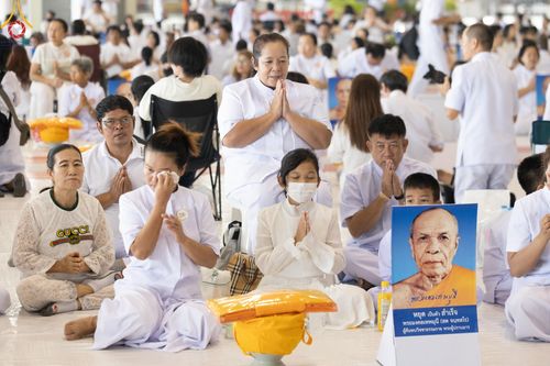ภาพ No.133872:พิธีขอขมามอบผ้าไตร โครงการบรรพชาสามเณร ศูนย์อบรมวัดพระธรรมกาย ณ วัดพระธรรมกาย วันเสาร์ที่ 6 เมษายน พ.ศ. 2567