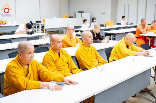 ภาพ No.222908:วันที่ 23 เมษายน พ.ศ. 2568 หลวงพ่อทัตตชีโวต้อนรับคณะสงฆ์จีน ณ อาคาร 100 ปี คุณยายมหารัตนอุบาสิกาจันทร์ ขนนกยูง วัดพระธรรมกาย