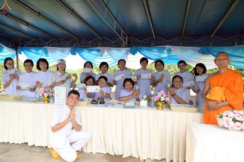 ภาพ No.238311:วันเสาร์ที่ 9 สิงหาคม พ.ศ. 2568 พิธีกลั่นแผ่นดิน โปรยทราย และจุดประทีปถวายเป็นพุทธบูชา จ.ระยอง สถาปนาองค์พระเจดีย์เพื่อสร้างสันติภาพโลก ณ ศูนย์ปฏิบัติธรรมระยอง(บ้านช่องลม) ต.บางบุตร อ.บ้านค่าย จ.ระยอง