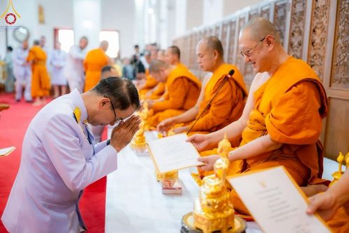 ภาพ No.214737:พิธีต้อนรับสัญญาบัตร พัดยศ พระราชวิเทศวชิรเวที (บัณฑิต วรปญฺโญ) เจ้าอาวาสวัดพระธรรมกายสกอตแลนด์ สหราชอาณาจักร ผู้ช่วยเจ้าอาวาสวัดพระธรรมกาย ณ อุโบสถพระไตรปิฏก วัดพระธรรมกาย