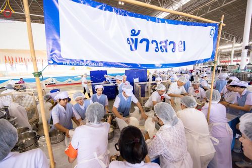 ภาพ No.60179:คณะสงฆ์ 10,000 กว่าวัดฉันภัตตาหารเพล ในวันคุ้มครองโลก วันจันทร์ที่ 22 เมษายน พ.ศ. 2567 ณ สภาธรรมกายสากล วัดพระธรรมกาย