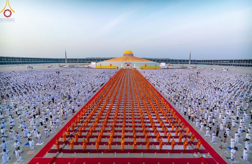 ภาพ No.204472:พิธีจุดประทีปถวายเป็นพุทธบูชา และบูชาธรรมมหาปูชนียาจารย์ ณ วัดพระธรรมกาย ตำบลคลองสาม อำเภอคลองหลวง จังหวัดปทุมธานี ในโครงการธรรมยาตรา กตัญญูบูชา มหาปูชนียาจารย์ พระมงคลเทพมุนี(สด จนฺทสโร) พระผู้ปราบมาร ปีที่ 13 วันที่ 31 มกราคม พ.ศ. 2568