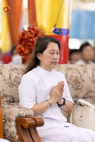 ภาพ No.175674:พิธีทอดกฐิน วัดตะเคียนทอง จ.สุพรรณบุรี ในโครงการกฐินสามัคคีทั่วไทย 30,000 วัด บูชาธรรม 80 ปี หลวงพ่อธัมมชโย โดยคณะศิษยานุศิษย์วัดพระธรรมกาย วันที่ 9 พฤศจิกายน พ.ศ. 2567