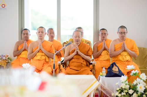 ภาพ No.239358:วันอาทิตย์ที่ 17 สิงหาคม พ.ศ. 2568 พิธีกดปุ่มอัญเชิญรูปเหมือน พระมงคลเทพมุนี (สด จันทสโร)  ณ มหาวิหารแก้วพระมงคลเทพมุนี  ศูนย์ปฏิบัติธรรมแก้วเมืองเลย