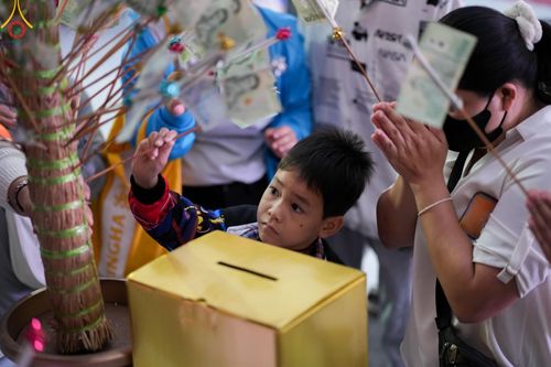 ภาพ No.126008:พิธีทำบุญเมืองนครราชสีมา ฉลอง 556 ปี ตักบาตรพระ 10,000 รูป ในวันเสาร์ที่ 2 มีนาคม พ.ศ.2567 ณ อนุสาวรีย์ท้าวสุรนารี จ.นครราชสีมา จัดโดย คณะสงฆ์จังหวัดนครราชสีมา ร่วมกับสำนักงานจังหวัดนครราชสีมา