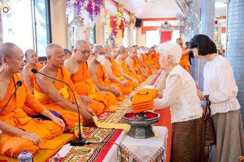 ภาพ No.263229:วันที่ 23 ตุลาคม พ.ศ. 2568 พิธีทอดกฐินสามัคคีทั่วไทย 30,000 วัด โดยคณะศิษยานุศิษย์ บูชาธรรม 81 ปี หลวงพ่อธัมมชโย ณ วัดพรหมวงศาราม เขตดินแดง กรุงเทพมหานคร