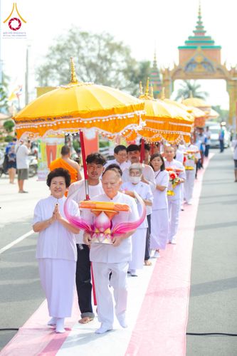 ภาพ No.170699:พิธีทอดกฐิน ณ วัดมงคลพุการาม ปทุมธานี ในโครงการกฐินสามัคคีทั่วไทย 30,000 วัด บูชาธรรม 80 ปี หลวงพ่อธัมมชโย โดยคณะศิษยานุศิษย์วัดพระธรรมกาย วันที่ 27 ตุลาคม พ.ศ. 2567