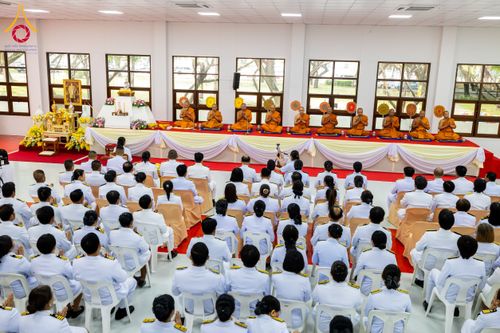 ภาพ No.179562:พิธีเจริญพระพุทธมนต์ พิธีทำบุญตักบาตรถวายพระราชกุศล และพิธีวางพานพุ่มดอกไม้ถวายราชสักการะ  แด่พระบาทสมเด็จพระบรมชนกาธิเบศร มหาภูมิพลอดุลยเดชมหาราช บรมนาถบพิตร เนื่องในวันคล้ายวันพระบรมราชสมภพ วันชาติ และวันพ่อแห่งชาติ วันพฤหัสบดีที่ 5 ธันวาคม พ.ศ. 2567 ณ