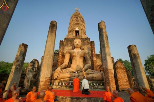 ภาพ No.58657:พิธีตักบาตรพระ ๑,๐๐๐ รูป สมโภชครบรอบ ๘๐๐ ปี พระบรมธาตุเมืองเชลียง ณ วัดพระศรีรัตนมหาธาตุ ราชวรวิหาร  (วัดพระปรางค์) ต.ศรีสัชนาลัย  อ.ศรีสัชนาลัย จ.สุโขทัย วันพฤหัสบดีที่ ๒๕ เมษายน พ.ศ. ๒๕๖๗