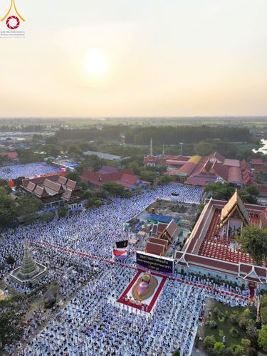 ภาพ No.112136:พิธีจุดประทีปถวายเป็นพุทธบูชา และบูชาธรรมมหาปูชนียาจารย์ พระมงคลเทพมุนี(สด จนฺทสโร) ในโครงการธรรมยาตรา กตัญญูบูชา มหาปูชนียาจารย์ พระมงคลเทพมุนี(สด จนฺทสโร) พระผู้ปราบมาร อนุสรณ์สถาน 7 แห่ง ปีที่ 12 วันที่ 14 มกราคม พ.ศ. 2567 ณ วัดสองพี่น้อง อ.สองพี่น้อง