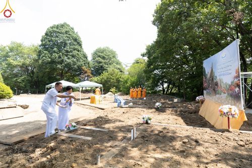 ภาพ No.148852:พิธีวางดวงแก้ว และโปรยรัตนชาติ  สถาปนาหมู่บ้านปฏิบัติธรรม และพิธีถวายภัตตาหารเพลแด่พระบวชใหม่ วัดป่าธรรมกายนานาชาติโทชิหงิ ประเทศญี่ปุ่น วันที่ 13 สิงหาคม พ.ศ. 2567