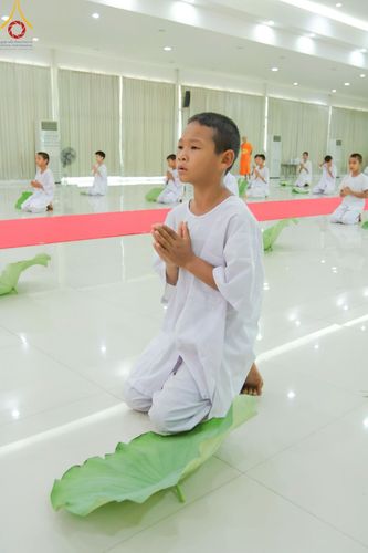 ภาพ No.216152:วันเสาร์ที่ 5 เมษายน พ.ศ. 2568 พิธีตัดปอยผม พิธีขอขมาผู้ปกครอง พิธีขอขมามอบผ้าไตร พิธีบรรพชา พิธีถวายบาตรสามเณร ณ ศูนย์ปฏิบัติธรรมและศูนย์อบรมเยาวชนเพชรบุรี ต.ท่าแลง อ.ท่ายาง จ.เพชรบุรี