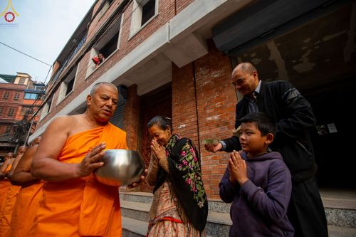 ภาพ No.80198:สามเณรในโครงการบรรพชาสามเณรหมู่ รับบิณฑบาตจากญาติโยมสาธชุน บริเวณชุมชน Patan และ Thamel กรุงกาฐมาณฑุ ประเทศเนปาล วันที่ 31 มีนาคม พ.ศ. 2566