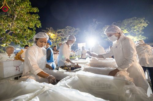 ภาพ No.110655:พิธีถวายภัตตาหารเป็นสังฆทาน แด่คณะพระธรรมยาตราฯ ในโครงการธรรมยาตรากตัญญูบูชา มหาปูชนียาจารย์ พระมงคลเทพมุนี(สด จนฺทสโร) พระผู้ปราบมาร อนุสรณ์สถาน 7 แห่ง ปีที่ 12 วันที่ 12 มกราคม พ.ศ. 2567 ณ อนุสรณ์สถานมหาวิหารพระมงคลเทพมุนี(โลตัสแลนด์) อ.สองพี่น้อง จ.สุ