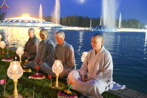 ภาพ No.170263:พิธีลอยกระทงธรรม ณ สระเศรษฐีทะเลบุญ มหาวิหารพระมงคลเทพมุนีฯ วัดพระธรรมกาย วันศุกร์ที่ 15 พฤศจิกายน พ.ศ.2567 (วันเพ็ญ 15 ค่ำ เดือน 12)