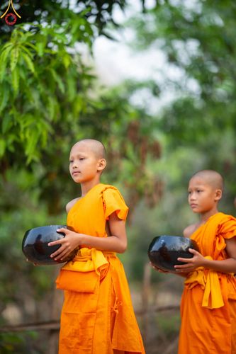 ภาพ No.136947:Photo Story  มหัศจรรย์วัดดงดินแดง Episode 5 กิจกรรมถ่ายภาพหมู่ประวัติศาสตร์ และตักบาตรฉลองพระ-เณรกว่า 500 รูป วันที่ 6 เมษายน พ.ศ. 2567