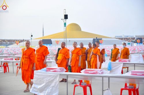 ภาพ No.219240:บรรยากาศการเดินทางเข้าวัดพระธรรมกาย , การต้อนรับปฏิสันถาร , การฉันภัตตาหารเช้า , การลงทะเบียนพระสังฆาธิการ  เนื่องในวันคุ้มครองโลก พิธีถวายมหาสังฆทานคณะสงฆ์ 40,000 กว่าวัดทั่วประเทศ ณ วัดพระธรรมกาย