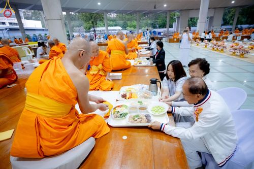 ภาพ No.184754:พิธีถวายภัตตาหารเมนูสวรรค์ "เพื่อการบรรลุธรรม" เนื่องในวาระอายุวัฒนมงคล 84 ปี หลวงพ่อทัตตชีโว วันเสาร์ที่ 21 ธันวาคม พ.ศ. 2567 ณ หอฉันคุณยายอาจารย์ฯ วัดพระธรรมกาย