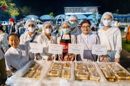 ภาพ No.108418:ถวายภัตตาหารเป็นสังฆทาน แด่คณะพระธรรมยาตราฯ ในโครงการธรรมยาตรากตัญญูบูชา มหาปูชนียาจารย์ พระมงคลเทพมุนี(สด จนฺทสโร) พระผู้ปราบมาร อนุสรณ์สถาน 7 แห่ง ปีที่ 12 วันที่ 7 มกราคม พ.ศ. 2567 ณ อนุสรณ์สถานโลตัสแลนด์ จ.สุพรรณบุรี