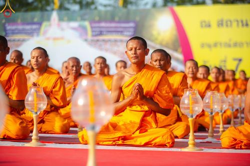 ภาพ No.192610:พิธีจุดประทีปถวายเป็นพุทธบูชา และบูชาธรรมมหาปูชนียาจารย์ ณ อนุสรณ์สถานคลองบางนางแท่น อ.สามพราน จ.นครปฐม ในโครงการธรรมยาตรา กตัญญูบูชา มหาปูชนียาจารย์ พระมงคลเทพมุนี(สด จนฺทสโร) พระผู้ปราบมาร อนุสรณ์สถาน 7 แห่ง ปีที่ 13 วันที่ 10 มกราคม พ.ศ. 2568