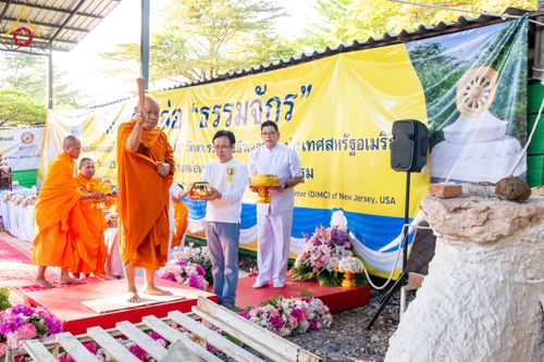 ภาพ No.62343:คณะศิษยานุศิษย์รวมใจสถาปนาและสมโภช ธรรมจักร เพื่ออัญเชิญประดิษฐาน ณ ยอดอุโบสถ 80 ปี หลวงพ่อธัมมชโย วัดพระธรรมกายนิวเจอร์ซี ประเทศสหรัฐอเมริกา  วันอาทิตย์ที่ 7 เมษายน พ.ศ. 2567