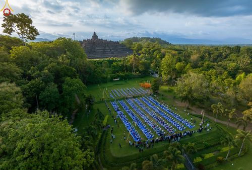ภาพ No.102730:พิธีตัดปอยผม และปลงผมธรรมทายาท ชาวอินโดนีเซียกว่า 1,000 คน ณ มหาเจดีย์บุโรพุทโธ ประเทศอินโดนีเซีย อบรมระหว่างวันที่ 16-28 ธันวาคม พ.ศ. 2566