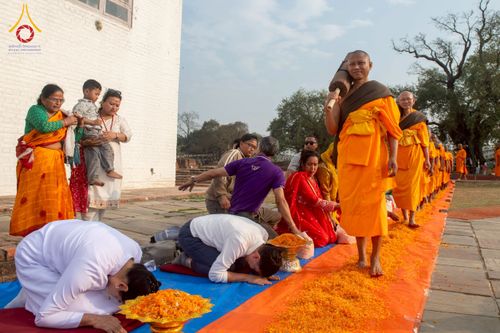 ภาพ No.212868:วันที่ 14 - 15 มีนาคม พ.ศ. 2568 คณะสงฆ์และสามเณรเดินธรรมยาตรา ในโครงการบวชสามเณรเนปาล 500 รูป ไปยังสถานที่รอบมายาเทวีและลุมพินีเกรด ณ ลุมพินี ประเทศเนปาล