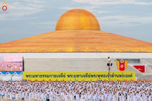ภาพ No.160387:พิธีปลูกต้นทรัพย์บานชื่น ณ ลานธรรม พระมหาธรรมกายเจดีย์ วัดพระธรรมกาย จ.ปทุมธานี วันพฤหัสบดีที่ 10 ตุลาคม พ.ศ. 2567