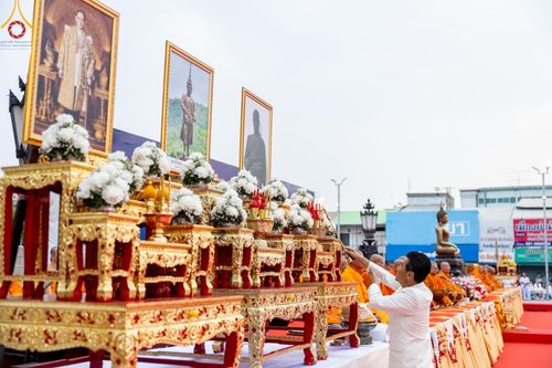 ภาพ No.126299:พิธีทำบุญเมืองนครราชสีมา ฉลอง 556 ปี ตักบาตรพระ 10,000 รูป ในวันเสาร์ที่ 2 มีนาคม พ.ศ.2567 ณ อนุสาวรีย์ท้าวสุรนารี จ.นครราชสีมา จัดโดย คณะสงฆ์จังหวัดนครราชสีมา ร่วมกับสำนักงานจังหวัดนครราชสีมา