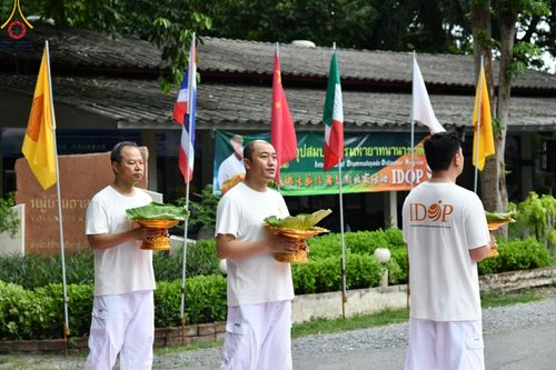 ภาพ No.143845:พิธีตัดปอยผม โครงการอุปสมบทหมู่ พระธรรมทายาทนานาชาติ (ภาษาจีน) รุ่นที่ 19 วันอาทิตย์ที่ 7 กรกฎาคม พ.ศ. 2567 ณ สนามหญ้า หน้าบ้านแก้วอาสาสมัคร วัดพระธรรมกาย