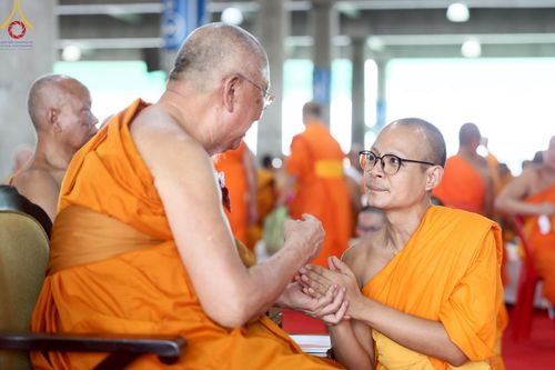 ภาพ No.221525:วันอังคารที่ 22 เมษายน พ.ศ. 2568 ภาพพิธีถวายมหาสังฆทานคณะสงฆ์ 40,000 กว่าวัดทั่วประเทศ เนื่องในวันคุ้มครองโลก ชุดที่ 2 (ปลื้มให้สมการรอคอย) ณ ลานธรรมพระมหาธรรมกายเจดีย์ วัดพระธรรมกาย