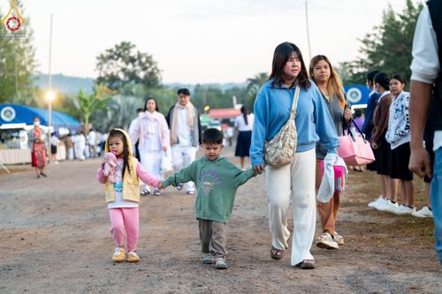 ภาพ No.103806:พิธีตักบาตรพระ 1,000 รูป ครั้งที่ 7 ถวายเป็นพุทธบูชา เพื่อช่วยเหลือคณะสงฆ์ 323 วัด 4 จังหวัดชายแดนภาคใต้ และถวายแด่คณะสงฆ์จังหวัดพิษณุโลก ณ ลานธรรมธุดงคสถานพิษณุโลก อ.วังทอง จ.พิษณุโลก วันที่ 24 ธันวาคม พ.ศ. 2566