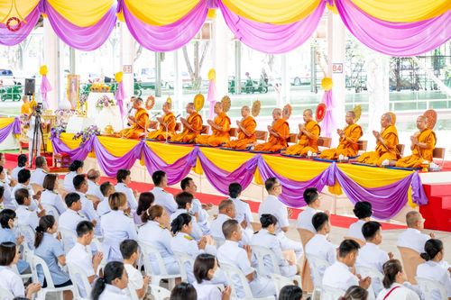 ภาพ No.138927:กิจกรรมเฉลิมพระเกียรติ สมเด็จพระนางเจ้าฯ พระบรมราชินี เนื่องในโอกาสวันเฉลิมพระชนมพรรษา พิธีเจริญพระพุทธมนต์ , ทำบุญตักบาตรพระสงฆ์ ถวายพระราชกุศล , พิธีถวายเครื่องราชสักการะ , และพิธีจุดเทียนถวายพระพรชัยมงคล วันที่ 3 มิถุนายน พ.ศ. 2567 ณ อาคารโถงช้าง วัดพ