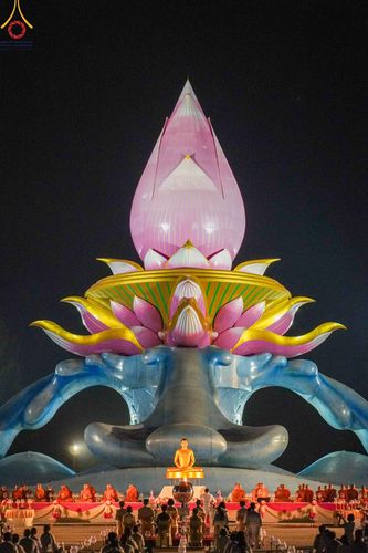 ภาพ No.175912:พิธีจุดประทีปโคมลาน, โคมลอยและลอยกระทง ถวายประทีปเป็นพุทธบูชา สร้างความสว่างไสวให้กับแผ่นดินด้วยแสงธรรม วันที่ 15 พฤศจิกายน พ.ศ. 2567 ณ พุทธอุทยานนานาชาติ อ.โพนพิสัย จ.หนองคาย