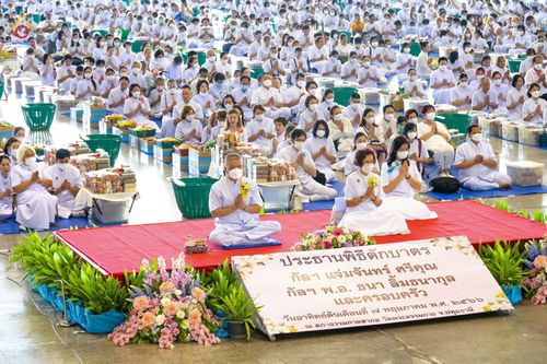 ภาพ No.80792:พิธีตักบาตร , พิธีบูชาข้าวพระในวันอาทิตย์ต้นเดือน วันที่ 7 พฤษภาคม พ.ศ. 2566 ณ วัดพระธรรมกาย