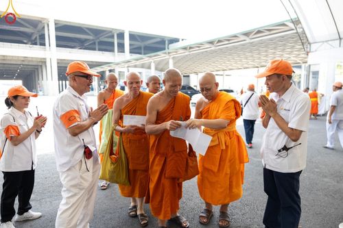 ภาพ No.60282:การต้อนรับพระสังฆาธิการ 10,000 กว่าวัดทั่วประเทศ พิธีมอบปัจจัยช่วยเหลือครู 4 จังหวัดชายแดนภาคใต้ พิธีปฏิบัติธรรม ในวันคุ้มครองโลก วันจันทร์ที่ 22 เมษายน พ.ศ.2567 ณ วัดพระธรรมกาย จ.ปทุมธานี