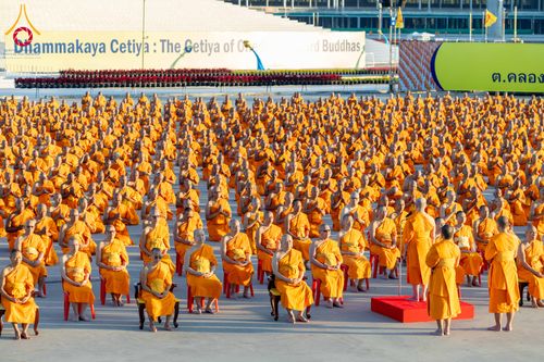 ภาพ No.285269:วันจันทร์ที่ 15 ธันวาคม พ.ศ.2568  บันทึกภาพหมู่ประวัติศาสตร์ โครงการบรรพชาอุปสมบทหมู่  รุ่นบูชาธรรมมหาปูชนียาจารย์ ประจำปี 2568 ณ ลานธรรมมหาธรรมกายเจดีย์ วัดพระธรรมกาย