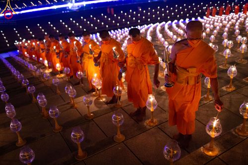 ภาพ No.90277:พิธีจุดประทีป 20,000 ดวง บูชาพระมหาธรรมกายเจดีย์ และบูชาพระมงคลเทพมุนี(สด จนฺทสโร) พระผู้ปราบมาร วันอังคารที่ 10 ตุลาคม พ.ศ. 2566 ณ ลานธรรมพระมหาธรรมกายเจดีย์ วัดพระธรรมกาย จ.ปทุมธานี