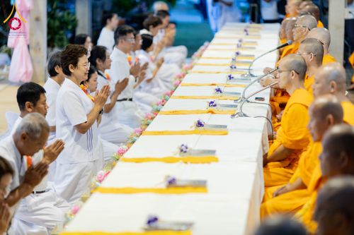 ภาพ No.288296:วันที่ 5 มกราคม พ.ศ. 2569 พิธีถวายภัตตาหารเป็นสังฆทาน แด่พระธรรมยาตรา ในโครงการธรรมยาตรา กตัญญูบูชา มหาปูชนียาจารย์ พระมงคลเทพมุนี(สด จนฺทสโร) พระผู้ปราบมาร อนุสรณ์สถาน 7 แห่ง ปีที่ 14 ณ อนุสรณ์สถานมหาวิหารพระมงคลเทพมุนี (โลตัสแลนด์) อ.สองพี่น้อง จ.สุพรร