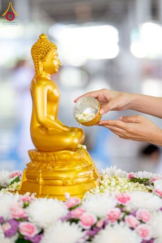 ภาพ No.215232:วันอาทิตย์ต้นเดือนที่ 6 เมษายน พ.ศ. 2568 พิธีตักบาตรข้าวสารอาหารแห้ง ณ บ้านแก้วเรือนทองคุณยาย สภาธรรมกายสากล วัดพระธรรมกาย