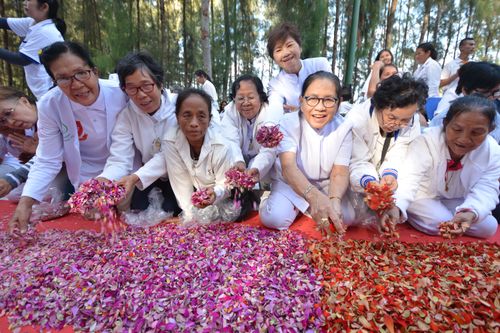 ภาพ No.33569:โครงการธรรมยาตรา เส้นทางพระผู้ปราบมาร ปีที่ 7 ณ อนุสรณ์สถานพระมงคลเทพมุนี