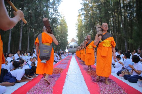 ภาพ No.33474:โครงการธรรมยาตรา เส้นทางพระผู้ปราบมาร ปีที่ 7 ณ อนุสรณ์สถานพระมงคลเทพมุนี