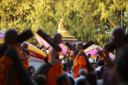 ภาพ No.33460:โครงการธรรมยาตรา เส้นทางพระผู้ปราบมาร ปีที่ 7 ณ อนุสรณ์สถานพระมงคลเทพมุนี