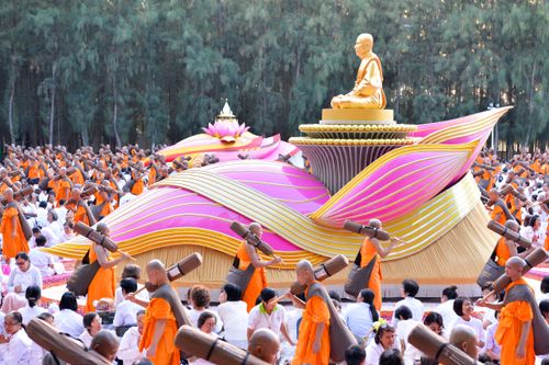 ภาพ No.33557:โครงการธรรมยาตรา เส้นทางพระผู้ปราบมาร ปีที่ 7 ณ อนุสรณ์สถานพระมงคลเทพมุนี