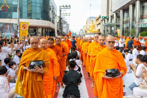 ภาพ No.343190:วันอาทิตย์ที่ 16 สิงหาคม พ.ศ.2569 พิธีตักบาตรพระ 10,000 รูป นานาชาติ ปีที่ 23 คณะสงฆ์ 4 ประเทศ 14 จังหวัดภาคใต้ น้อมถวายเป็นพุทธบูชา ทำบุญเพื่อแม่- พ่อ ณ ถนนนิพัทธ์อุทิศ 3 อ.หาดใหญ่ จ.สงขลา