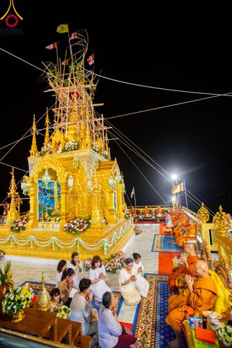 ภาพ No.90516:พิธีอัญเชิญพระบรมสารีริกธาตุประดิษฐาน ณ เจดีย์ศรีสองรัก วัดเก่าเขาน้อย อ.ปากน้ำปราณ จ.ประจวบคีรีขันธ์ วันที่ 3 ตุลาคม พ. ศ. 2566