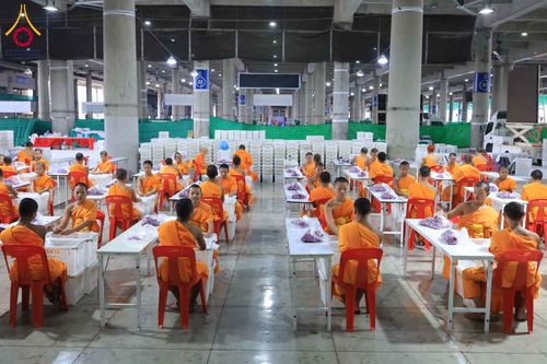 ภาพ No.303241:วันที่ 15-21 มกราคม พ.ศ.2569 ปลิดกลีบดอกเบญจทรัพย์ เพื่อโปรยต้อนรับพระธรรมยาตรา ในโครงการธรรมยาตรา กตัญญูบูชา มหาปูชนียาจารย์ พระมงคลเทพมุนี(สด จนฺทสโร) พระผู้ปราบมาร อนุสรณ์สถาน 7 แห่ง ปีที่ 14 ณ วิหารคด วัดพระธรรมกาย