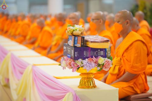 ภาพ No.84436:พิธีถวายผ้าอาบน้ำฝนและประทีปโคมไฟ ในวันอาสาฬหบูชา ณ ห้องแก้วสารพัดนึก 1 วัดพระธรรมกาย วันอังคารที่ 1 สิงหาคม พ.ศ. 2566